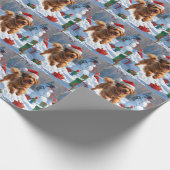Havanese hardloop in de sneeuw met kerstmuts cadeaupapier (Hoek)