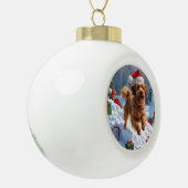 Havanese hardloop in de sneeuw met kerstmuts keramische bal ornament (Links)