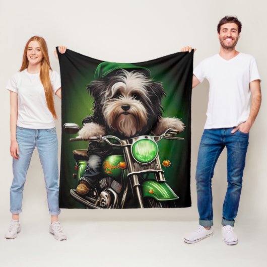 Havanese hond rijdt op fiets St. Patrick's Day Fleece Deken (In situ)