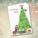 Havanese Hond, Vogel en Kerstboom Feestdagen Kaart<br><div class="desc">Op de voorzijde van deze kerstkaart draagt een schattige grijze en witte Havanese hond een rood en wit Sinterklaasfeest pet terwijl hij naast een kerstboom zit. Licht verpakte cadeaupakketten zijn verspreid over, en een goudvink landt op de kerstboom. De rode en groene tekst zegt "Christmas JOY". Binnen is gestileerde tekst...</div>