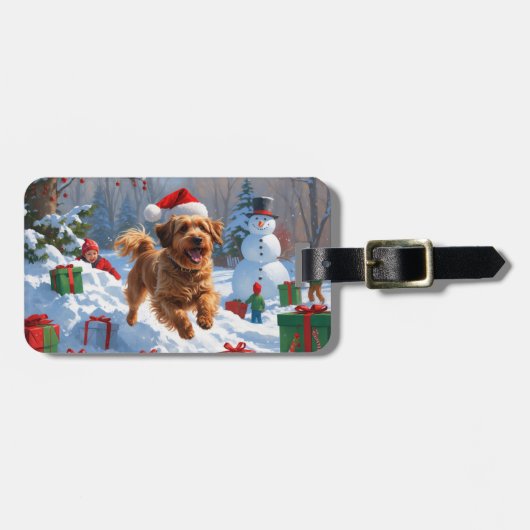 Havanese loopt in de sneeuw met kerstmuts bagagelabel (Voorkant horizontaal)