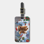 Havanese loopt in de sneeuw met kerstmuts bagagelabel (Voorkant verticaal)