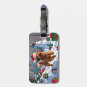 Havanese loopt in de sneeuw met kerstmuts bagagelabel (Achterkant verticaal)