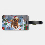 Havanese loopt in de sneeuw met kerstmuts bagagelabel (Achterkant horizontaal)