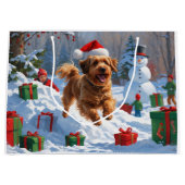Havanese loopt in de sneeuw met kerstmuts groot cadeauzakje (Voorkant)