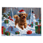 Havanese loopt in de sneeuw met kerstmuts groot cadeauzakje (Achterkant)