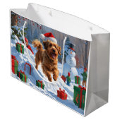 Havanese loopt in de sneeuw met kerstmuts groot cadeauzakje (Achterkant Gekanteld)