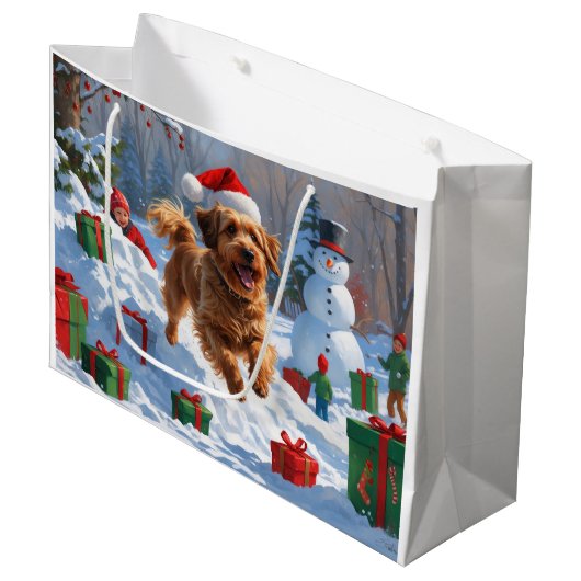 Havanese loopt in de sneeuw met kerstmuts groot cadeauzakje (Voorkant Gekanteld)