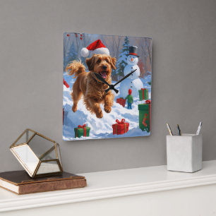 Havanese loopt in de sneeuw met kerstmuts vierkante klok