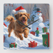 Havanese loopt in de sneeuw met kerstmuts vierkante klok (Voorkant)