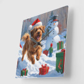 Havanese loopt in de sneeuw met kerstmuts vierkante klok (Hoek)