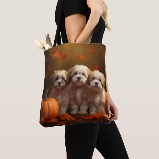 Havanese Puppy Herfst Delight Pompoen Tote Bag (Dichtbij)