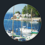 Haven in Kroatië Magneet<br><div class="desc">Boten afgemeerd in een haven in Kroatië.</div>