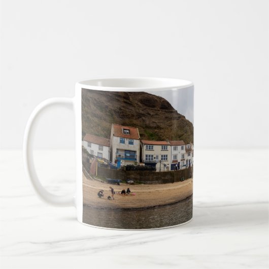 Havengezicht van dorp Staithes Koffiemok (Links)