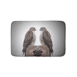 Haviken op een post badmat