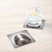 Haviken op een post kartonnen onderzetters (Insitu)