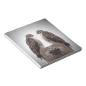 Haviken op een post notitieblok (Schuin)