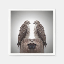 Haviken op een post servetten