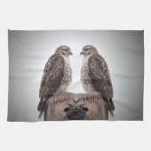 Haviken op een post theedoek (Horizontaal)