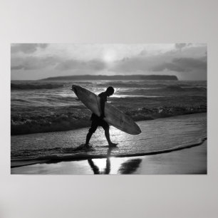 Hawaiaanse surfer op weg naar huis, zwart en wit poster