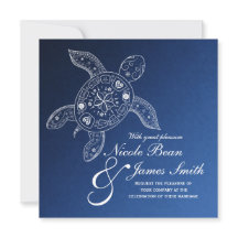 Hawaiaanse zeeschildpad wit op blauwe strandbruilo