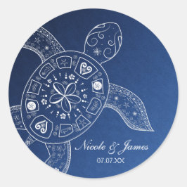 Hawaiaanse zeeschildpad wit op blauwe strandbruilo ronde sticker