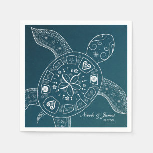 Hawaiaanse zeeschildpad wit op turquoise strand br servet