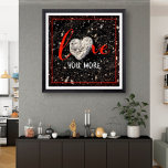 Hawaii Beach en Coral Heart Foto's meer van jou Poster<br><div class="desc">"Meer van je houden". Ik heb het geluk dat ik dit hartvormig koraalgesteente heb gezien, terwijl ik laat in de namiddag dit zwarte zandstrand van Big Island Hawaiian meemaak. Een prachtige herinnering aan liefde wanneer je versiert met dit verbluffende, grafische, fotoafdrukbare poster. Maakt een perfect geschenk voor de Dag van...</div>