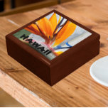 Hawaii Bird of Paradise Plant Floral Cadeaudoosje<br><div class="desc">Sla in deze houten cadeaudoos trinkets, juwelen en andere kleine keepjes op met keramische tegel met het fotoafbeelding van een exotische Plant van een exotische vogel die op de tropische eilanden van Hawaï te vinden is. Ook wel een kraanventilator genoemd. Een mooi, bloemetjesontwerp! Selecteer de grootte en kleur van het...</div>