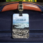 Hawaii Black Beach & Coral Heart Foto Aangepaste n Bagagelabel<br><div class="desc">Ontspan en geniet van de schoonheid van dit ongerepte zwarte zandstrand op Big Island wanneer je dit foto-bagagelabel gebruikt met een 'liefdeshart' dat is ontdekt aan de kust van Hawaiian. Ik heb het geluk dat ik dit hart van koraalstenen gezien heb, terwijl ik op dit strand rondliep in de late...</div>