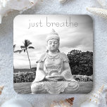 Hawaii Buddha Black en White Photo Just Breathe Bier Onderzetter<br><div class="desc">"Gewoon ademen." Elke keer als ik de Big Island bezoek, moet ik naar deze Boeddha gaan. Iets over de splendor van de oceaan, het vreedzame gezicht, en de eenzaamheid van zijn plaatsing, maakt me kalm, serene en gelukkig. Neem even een moment om te ontspannen wanneer je ontspannen met je favoriete...</div>