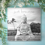 Hawaii Buddha Black White Foto enkel Breathe Quote Glazen Onderzetter<br><div class="desc">"Gewoon ademen." Elke keer als ik het Grote Eiland bezoek, moet ik naar deze Boeddha. Iets over de pracht van de oceaan, het vredige gezicht, en de eenzaamheid van de plaatsing zorgt ervoor dat ik me rustig, sereen en gelukkig voel. Neem even de tijd om tot rust te komen wanneer...</div>