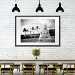 Hawaii Buddha Black White Foto gewoon doormidden Poster<br><div class="desc">"Gewoon ademen." Elke keer als ik de Big Island bezoek, moet ik naar deze Boeddha gaan. Iets over de splendor van de oceaan, het vreedzame gezicht, en de eenzaamheid van zijn plaatsing, maakt me kalm, serene en gelukkig. Deze prachtige zwart-witte fotografie zal de schijnwerper zijn van elke kamer. U kunt...</div>