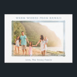 HAWAII FOTO CHRISTMAS CARD | FAMILIE BEACH FOTO FEESTDAGENKAART<br><div class="desc">Warm Wishes van HAWAII (of je eigen staat of favoriete vakantieplaats) - leuke manier om groeten te sturen voor de feestdagen voor oceaanliefhebbers overal! Dit ondergeciteerde, eenvoudige en moderne oceaanblauw en wittewit waterverf lijst is tropisch en grillig en perfect voor een warm weer Kerstmis of vakantieherinneringen. Voeg gewoon je foto...</div>