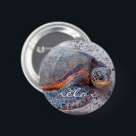 Hawaii Honu Zee Schildpad Foto Relax Script Bold Ronde Button 5,7 Cm<br><div class="desc">Hawaïaanse zee schildpadden weten zeker hoe ze in de zon kunnen ontspannen. Drijf terug naar de warme bries van de Hawaïaanse eilanden met deze kalmerende en kleurrijke fotoknop. Uw keuze uit 5 ronde knoopgroottes (klein, standaard, groot, enorm, kolossaal) en 1 vierkante knoopgrootte. Maakt een geweldig cadeau voor een vriend, of...</div>