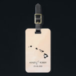 Hawaii Map Wedding Bagagelabel, Couple's Name Bagagelabel<br><div class="desc">Deze staatsbagagelabels maken de perfecte trouwcadeautjes labels of welkome tas labels. Stropdas het aan je cadeau in plaats van een typisch label voor papieren cadeaus, en ze kunnen het nog maanden en jaren gebruiken. Labels hebben een perzikabrikozenachtergrond. Om het hart bij de trouwplaats te plaatsen, gebruik de "pas verder"optie aan....</div>