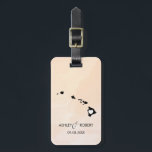 Hawaii Map Wedding Bagagelabel, Couple's Name Bagagelabel<br><div class="desc">Deze staatsbagagelabels maken de perfecte trouwcadeautjes labels of welkome tas labels. Stropdas het aan je cadeau in plaats van een typisch label voor papieren cadeaus, en ze kunnen het nog maanden en jaren gebruiken. Labels hebben een perzikabrikozenachtergrond. Om het hart bij de trouwplaats te plaatsen, gebruik de "pas verder"optie aan....</div>