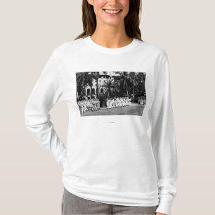 Hawaii - marineboeien wachten op bus buiten YMCA T-shirt