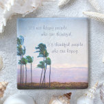 Hawaii Palm Tree Foto Gelukkig Happy People Citate Stenen Onderzetter<br><div class="desc">"Het zijn geen gelukkige mensen die dankbaar zijn. Het zijn dankbare mensen die gelukkig zijn." Wees dankbaar voor wat je hebt terwijl je ontspant met je favoriete drankje terwijl je dit blauw & paarse zacht verlichte fotografiestenen onderzetter van palmbomen blaast in de Hawaïaanse bries. Maakt een geweldig housewarming cadeau! U...</div>