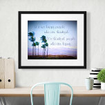 Hawaii Palm Trees Foto Thankful People Citote Poster<br><div class="desc">"Het zijn niet gelukkige mensen die dankbaar zijn. Het zijn de dankbare mensen die gelukkig zijn." Maak je eigen geluk en ben dankbaar voor wat je hebt terwijl je kijkt naar een blauw en paars zacht belicht fotografisch poster van palmbomen die in de Hawaiiaanse bries blazen. U kunt dit poster...</div>
