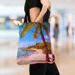 Hawaii  palmboom foto op het strand Time Quote Tote Bag<br><div class="desc">"Op strandtijd." Terugspoelen naar herinneringen aan luie, tropische stranddagen wanneer u geniet van deze Hawaii vakantie funky, retro, look, verdrietige foto canvas tas van een eenzame palmboom op een zandstrand, halve maan strand, met heldere turquoise blauwe luchten en water. Maakt een geweldig cadeau voor jezelf of iemand speciaal! U kunt...</div>