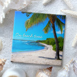 Hawaii palmboom tropische foto op strandtijd tegeltje<br><div class="desc">"Op strandtijd." Terugspoelen naar herinneringen aan luie, tropische stranddagen wanneer u deze inspirerend Hawaii vakantie keramische tegel van een eenzame palmboom op een zand, halve maan strand, met heldere turquoise blauwe luchten en water gebruikt. 2 maten om uit te kiezen: 4, 25" vierkant of 6" vierkant. Maakt een geweldig housewarming...</div>
