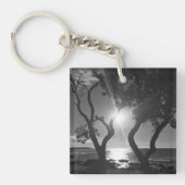 Hawaii Sunlit Trees Ocean Shore Black and White Sleutelhanger (Voorkant)