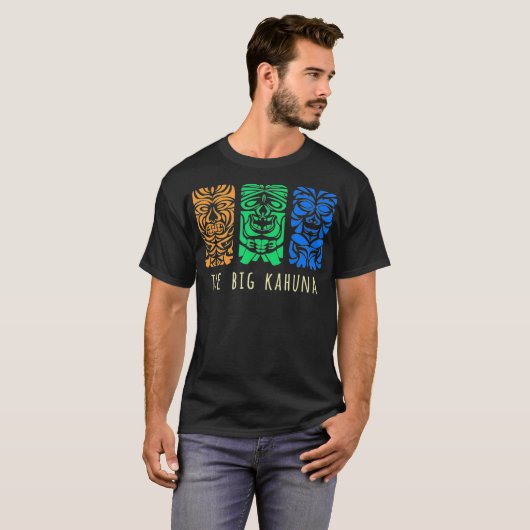 Hawaii Tiki Polynesiaanse Big Kahuna Surfer Retro T-shirt (Voorkant volledig)
