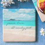 Hawaii Tropical Beach Peace Sandy Feet Script Stenen Onderzetter<br><div class="desc">"Vrede, liefde & zanderige voeten." Ontspan met je favoriete drankje op dit prachtige pastelkleurige fotostenen onderzetter, terwijl je jezelf herinnert aan de frisse zoutgeur van de oceaanlucht. Uitademen en verkennen van de eenzaamheid van een leeg Hawaïaans strand. Maakt een geweldig housewarming cadeau! U kunt dit stenen onderzetter gemakkelijk personaliseren en...</div>