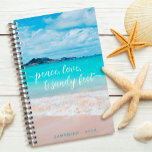 Hawaii Tropical Beach Photo Peace Sandy Feet Planner<br><div class="desc">"Vrede, liefde en zandige voeten." Herinner jezelf de verse zoutgeur van de oceaanlucht wanneer je deze verbluffende, levendig gekleurde foto van een turkooisblauwe oceaan en zandstrand gebruikt, jaarlijkse gezagsnaam planner. Een grafisch lichtblauw zonnepictogrampatroon bedekt levendige oceaanturquoise blauw op de rug. Deze planner bestaat uit twee formaten: klein (5, 5 x...</div>