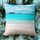 Hawaii Tropical Peace Love Sandy Feet Beach Foto Kussen<br><div class="desc">"Vrede, liefde & zanderige voeten." Herinner jezelf aan de frisse zoutgeur van de oceaanlucht. Ontspan, adem en verken de eenzaamheid van een leeg Hawaïaans strand met dit prachtige, zachte en comfortabele, decoratieve foto gooi kussen. Maakt een geweldig cadeau voor iemand speciaal! U kunt deze gooi kussen gemakkelijk personaliseren plus ik...</div>