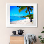 Hawaii Tropische Palmboom Zand Foto Op Strand Tijd Poster<br><div class="desc">"Op het strand." Terugspoelen naar herinneringen van luie, tropische stranddagen wanneer je kijkt naar dit poster van een eenpalmboom op een zandig, kalmerend strand, met heldere blauwe luiers en water. Geweldig voor elke kamer in je huis! U kunt dit poster-wandart eenvoudig personaliseren. Bovendien biedt ik u op elk product een...</div>