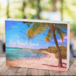 Hawaii  tropische palmfoto op strandtijd houten kist print<br><div class="desc">"Op het strand." Terugspoelen naar herinneringen van luie, tropische stranddagen wanneer je kijkt naar deze vakantieretro van Hawaii, in nood verkerende houten kunstdrukken van een eenzame palmboom op een zandig, aantrekkelijk strand, met heldere blauwe luiers en water van turquoise. Het echte hout geeft dit kunstwerk een patina. Geweldig voor elke...</div>