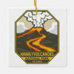 Hawaii Volcanoes Nationaal Park Kilauea Retro Keramisch Ornament<br><div class="desc">Hawaii Volcanoes vectorkunstwerk ontwerp. Het park ligt op Hawaii Island. De actieve vulkanen van de Kīlauea en de Mauna Loa staan centraal.</div>